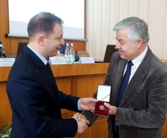 Голова Тернопільської обласної державної адміністрації Степан Барна вручає нагрудний знак та посвідчення почесного звання «Заслужений діяч мистецтв України»Водяному Богдану Остаповичу